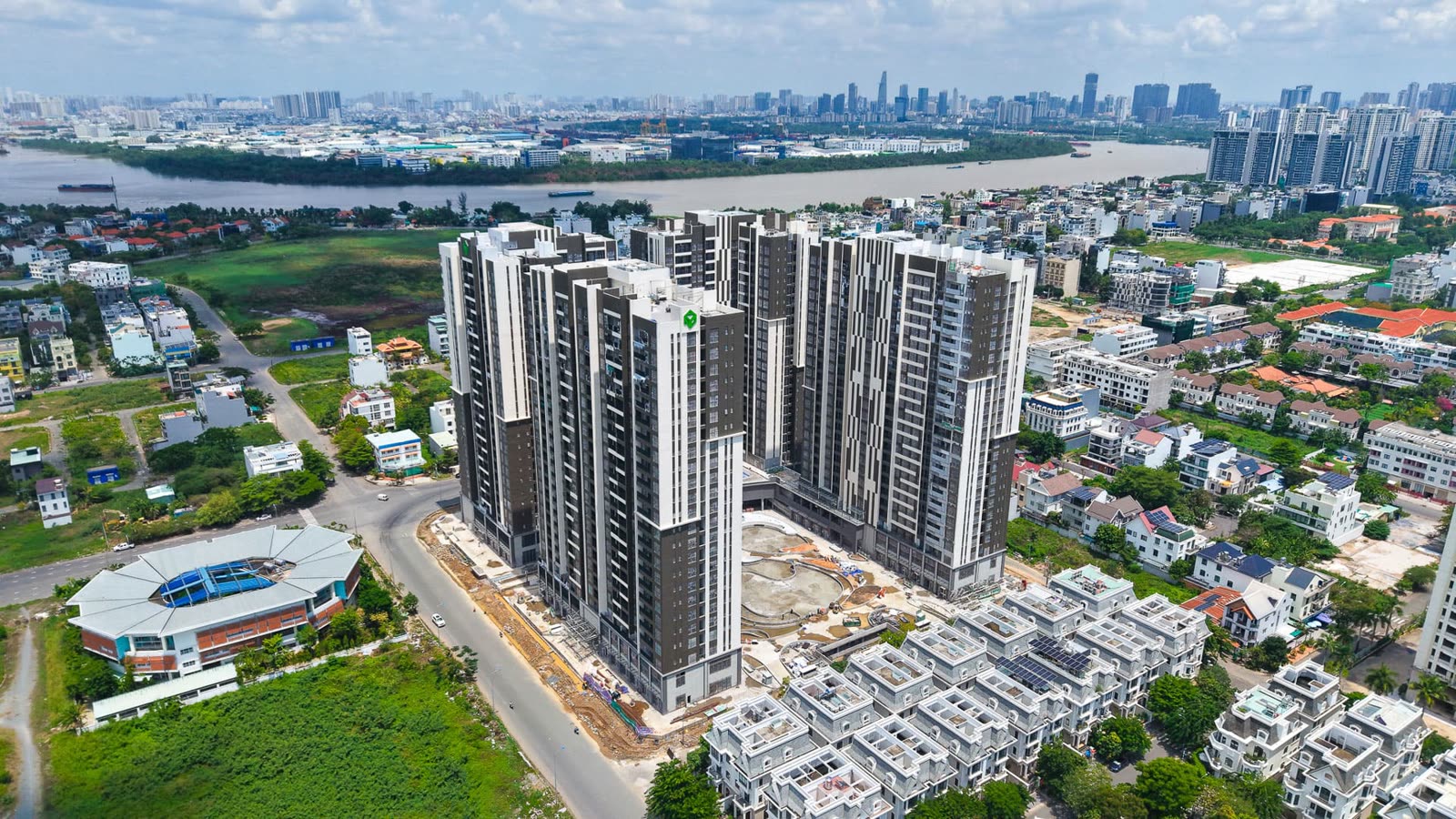 Toàn cảnh 4 tháp Victoria Village nhìn từ trên cao giai đoạn hoàn thiện – bàn giao 2026, bên sông Sài Gòn, Thạnh Mỹ Lợi